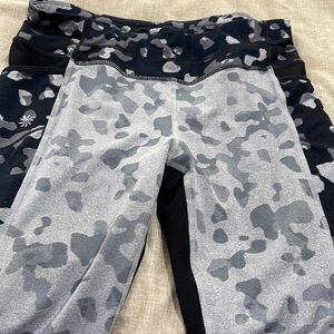 Athleta Black/Gray/White athletic leggings (Capri) Sz M. Excellent Condition